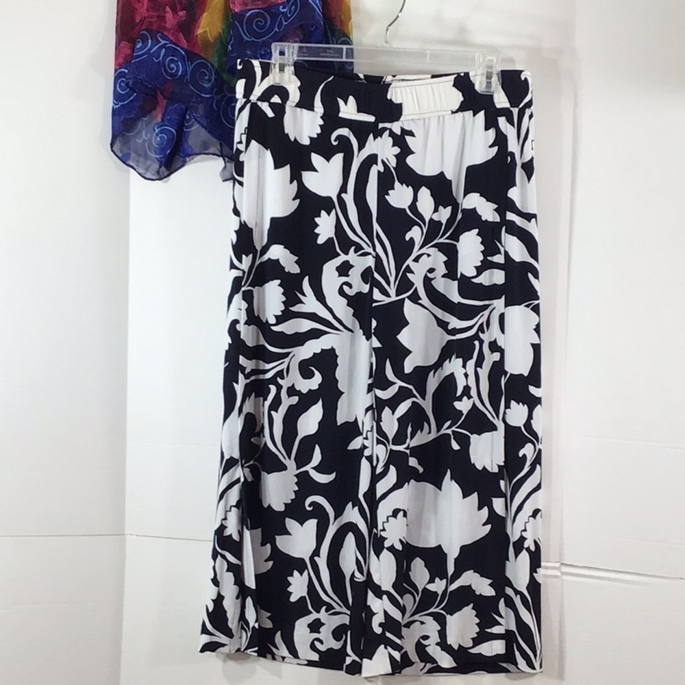 Chico’s cropped floral gauchos pants M